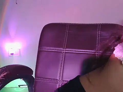 cute mahira online show from 04/22/26, 06:04