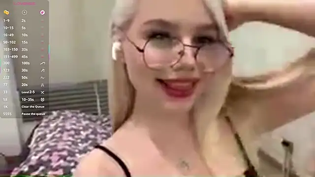 Snapshot of MistikMinx chatting on 11/26/25, 01:44 MistikMinx online show from 11/26/25, 01:44