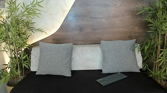 Lola saenz  online show from 12/02/25, 11:56