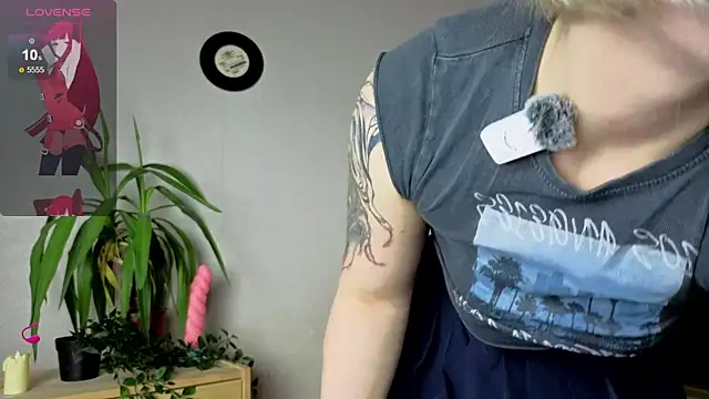 Snapshot of Me1inMonro chatting on 11/28/25, 05:29 Me1inMonro online show from 11/28/25, 05:29