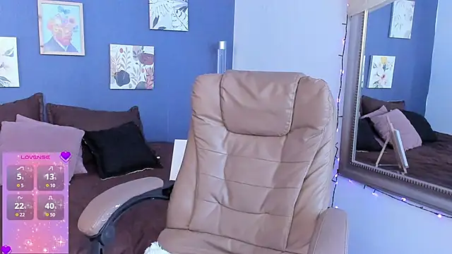 Snapshot of SophieMillan1 chatting on 11/28/25, 02:17 SophieMillan1 online show from 11/28/25, 02:17