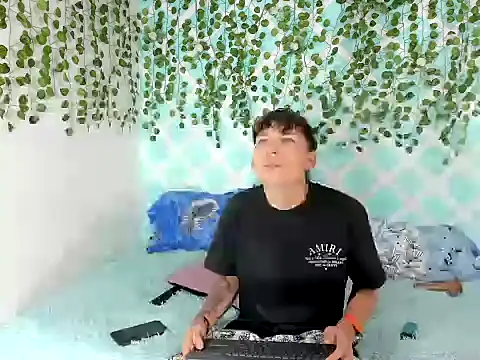 Snapshot of bradboyhot06 chatting on 12/16/25, 07:51 bradboyhot06 online show from 12/16/25, 07:51