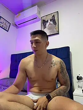 Snapshot of OliverWest04 chatting on 11/28/25, 04:18 OliverWest04 online show from 11/28/25, 04:18