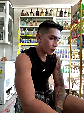 Snapshot of OliverWest04 chatting on 12/17/25, 08:58 OliverWest04 online show from 12/17/25, 08:58