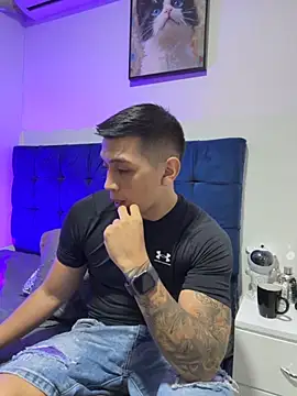 Snapshot of OliverWest04 chatting on 12/03/25, 01:50 OliverWest04 online show from 12/03/25, 01:50