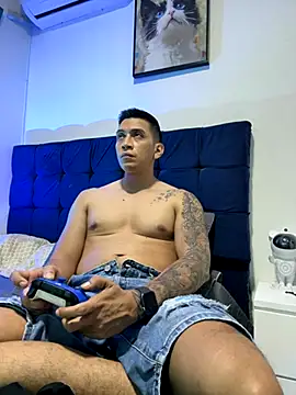 Snapshot of OliverWest04 chatting on 12/01/25, 06:25 OliverWest04 online show from 12/01/25, 06:25