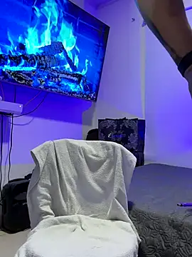 Snapshot of OliverWest04 chatting on 12/02/25, 07:32 OliverWest04 online show from 12/02/25, 07:32