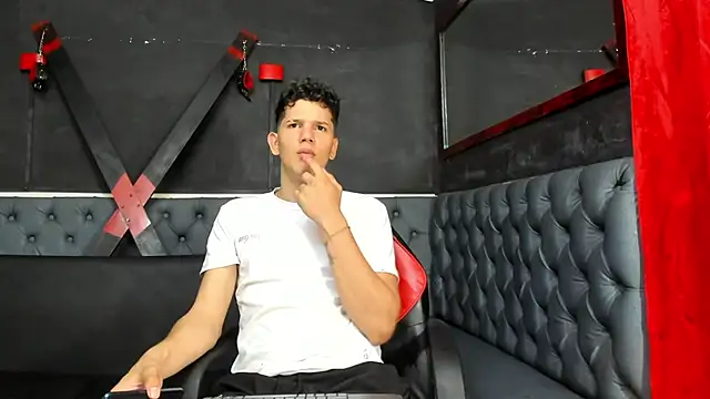 Snapshot of Erick_white chatting on 12/16/25, 02:43 Erick white online show from 12/16/25, 02:43