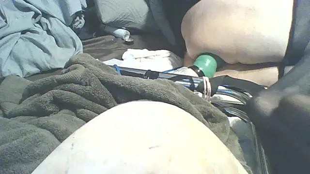 xxxenzo1 online show from 12/16/25, 01:04