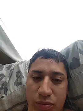 Snapshot of Alvarezz0202 chatting on 02/15/26, 01:43 Alvarezz0202 online show from 02/15/26, 01:43