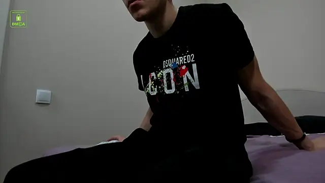 Johny Travolta online show from 12/04/25, 12:15