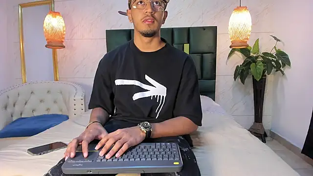 Snapshot of Brand_Collins chatting on 11/28/25, 11:32 Brand Collins online show from 11/28/25, 11:32