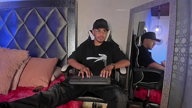 Snapshot of Brand_Collins chatting on 12/20/25, 08:33 Brand Collins online show from 12/20/25, 08:33