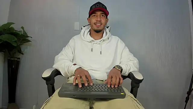 Snapshot of Brand_Collins chatting on 01/08/26, 11:27 Brand Collins online show from 01/08/26, 11:27