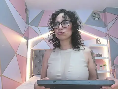 sarah sluty online show from 11/28/25, 02:23