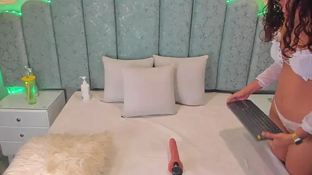 Snapshot of ninacrave_ chatting on 01/06/26, 03:21 ninacrave online show from 01/06/26, 03:21