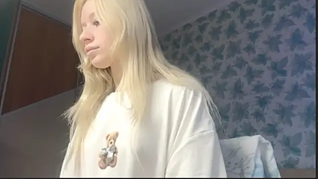 Snapshot of Barbie_Blondie chatting on 12/22/25, 01:28 Barbie Blondie online show from 12/22/25, 01:28