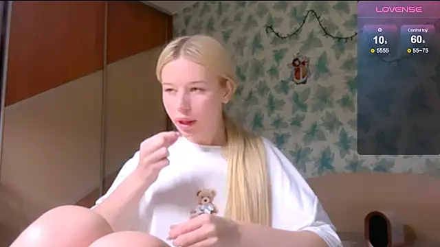 Snapshot of Barbie_Blondie chatting on 04/17/26, 04:43 Barbie Blondie online show from 04/17/26, 04:43