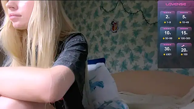 Snapshot of Barbie_Blondie chatting on 04/15/26, 04:55 Barbie Blondie online show from 04/15/26, 04:55