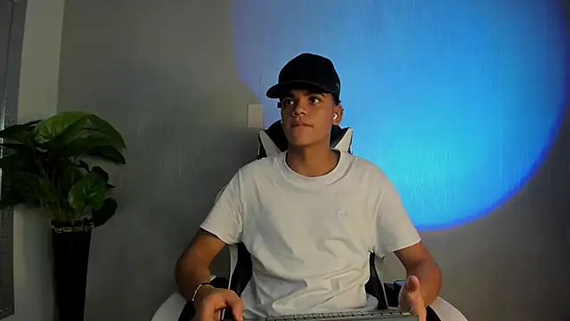 Isaac Collins  online show from 12/02/25, 08:10