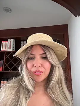 IsaSantoDomingo online show from 11/30/25, 03:24