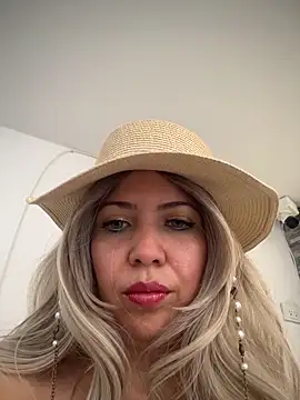 IsaSantoDomingo online show from 12/01/25, 02:40