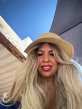 IsaSantoDomingo online show from 11/29/25, 02:17