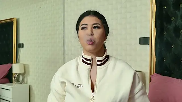 Snapshot of MegaBoobsDeee chatting on 12/23/25, 04:56 MegaBoobsDeee online show from 12/23/25, 04:56