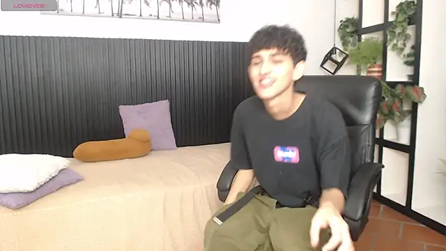 Snapshot of Michaelkoiv chatting on 12/21/25, 12:40 Michaelkoiv online show from 12/21/25, 12:40