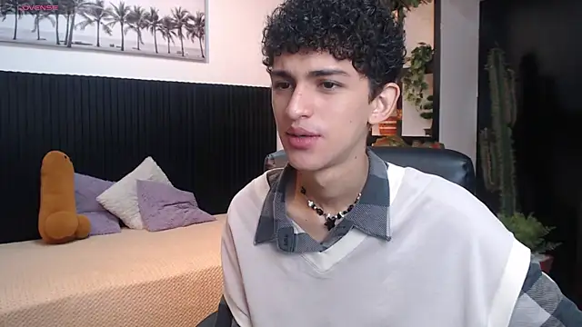 Snapshot of Michaelkoiv chatting on 12/17/25, 12:32 Michaelkoiv online show from 12/17/25, 12:32