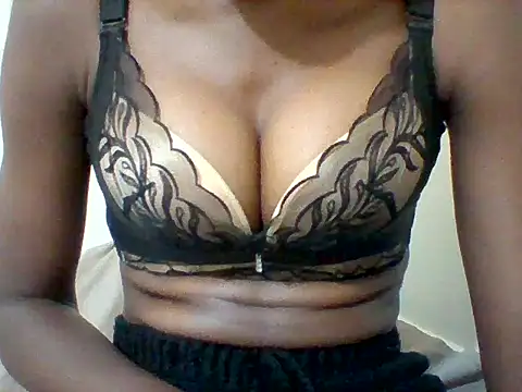 Snapshot of Londy170 chatting on 12/15/25, 09:42 Londy170 online show from 12/15/25, 09:42