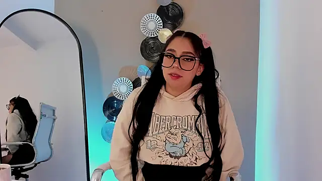 luna cute   online show from 12/18/25, 12:53