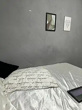 liz macieel online show from 07/08/26, 02:24