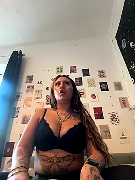 Snapshot of lunabaddie chatting on 11/26/25, 08:58 lunabaddie online show from 11/26/25, 08:58