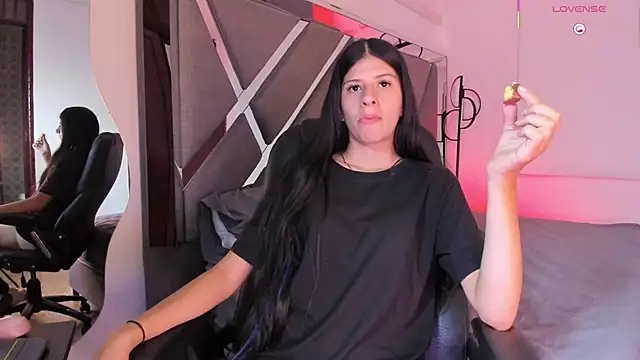 ZafiraNavarro online show from 12/22/25, 12:00