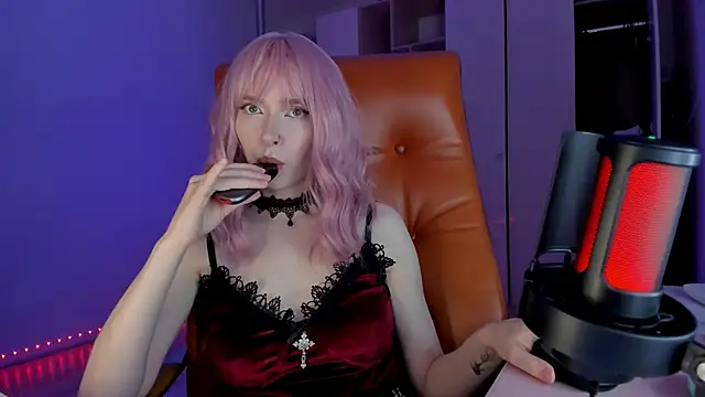 Snapshot of Mistress_Iris chatting on 05/03/26, 04:10 Mistress Iris online show from 05/03/26, 04:10