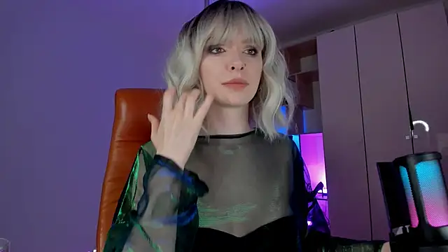 Snapshot of Mistress_Iris chatting on 06/10/26, 08:10 Mistress Iris online show from 06/10/26, 08:10