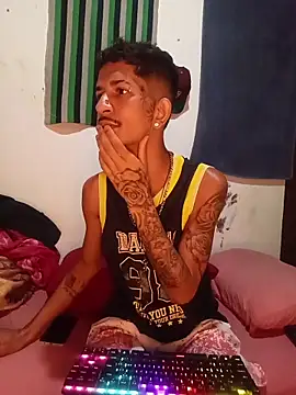 Snapshot of theyllorwillian chatting on 06/18/26, 12:21 theyllorwillian online show from 06/18/26, 12:21