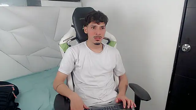 Snapshot of Yankeee_ chatting on 11/28/25, 03:50 Yankeee online show from 11/28/25, 03:50