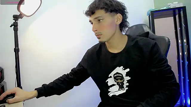 Snapshot of Yankeee_ chatting on 11/30/25, 04:57 Yankeee online show from 11/30/25, 04:57