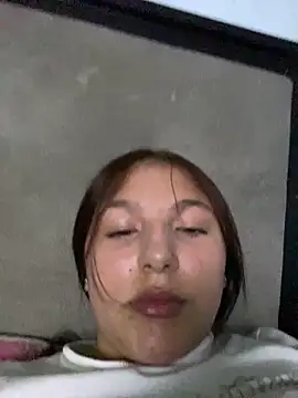 Snapshot of Emily_milk_1 chatting on 06/18/26, 05:39 Emily milk 1 online show from 06/18/26, 05:39
