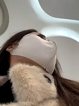 Snapshot of Seven-017 chatting on 12/18/25, 05:12 Seven-017 online show from 12/18/25, 05:12