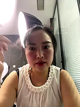 Snapshot of TL-46 chatting on 11/27/25, 07:53 TL-46 online show from 11/27/25, 07:53