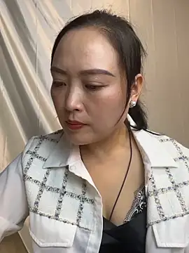 Snapshot of TL-46 chatting on 11/26/25, 08:58 TL-46 online show from 11/26/25, 08:58