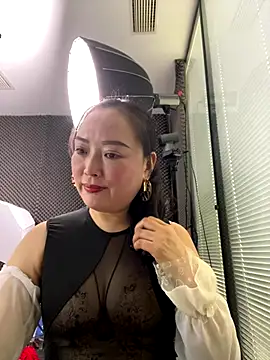 Snapshot of TL-46 chatting on 11/28/25, 07:52 TL-46 online show from 11/28/25, 07:52