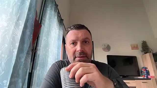 Snapshot of coolsmith81 chatting on 06/15/26, 07:41 coolsmith81 online show from 06/15/26, 07:41