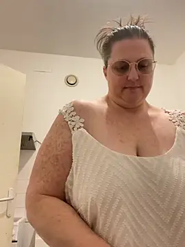 Snapshot of bea_french_curvy chatting on 02/05/26, 09:10 bea french curvy online show from 02/05/26, 09:10