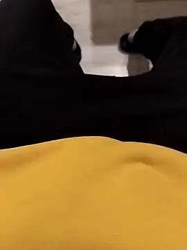 erdestruttor18 online show from 11/26/25, 03:56