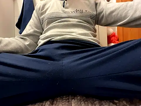 erdestruttor18 online show from 11/28/25, 08:25