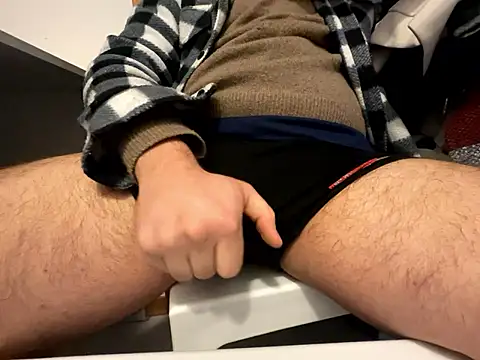 erdestruttor18 online show from 01/12/26, 11:28